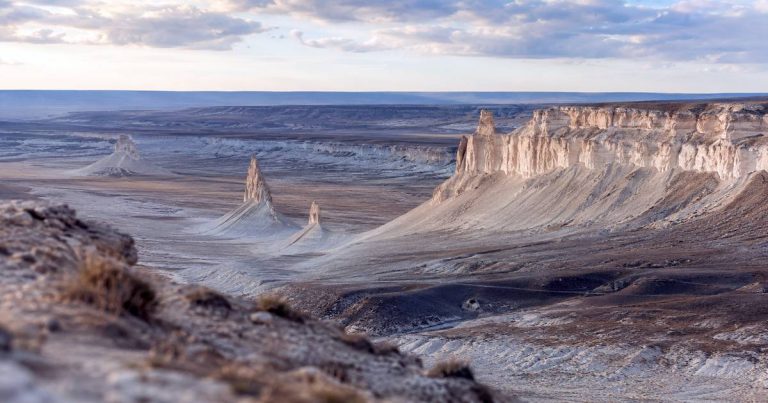 Урочище Бозжыра, безлюдный пейзаж плато в сумерках.